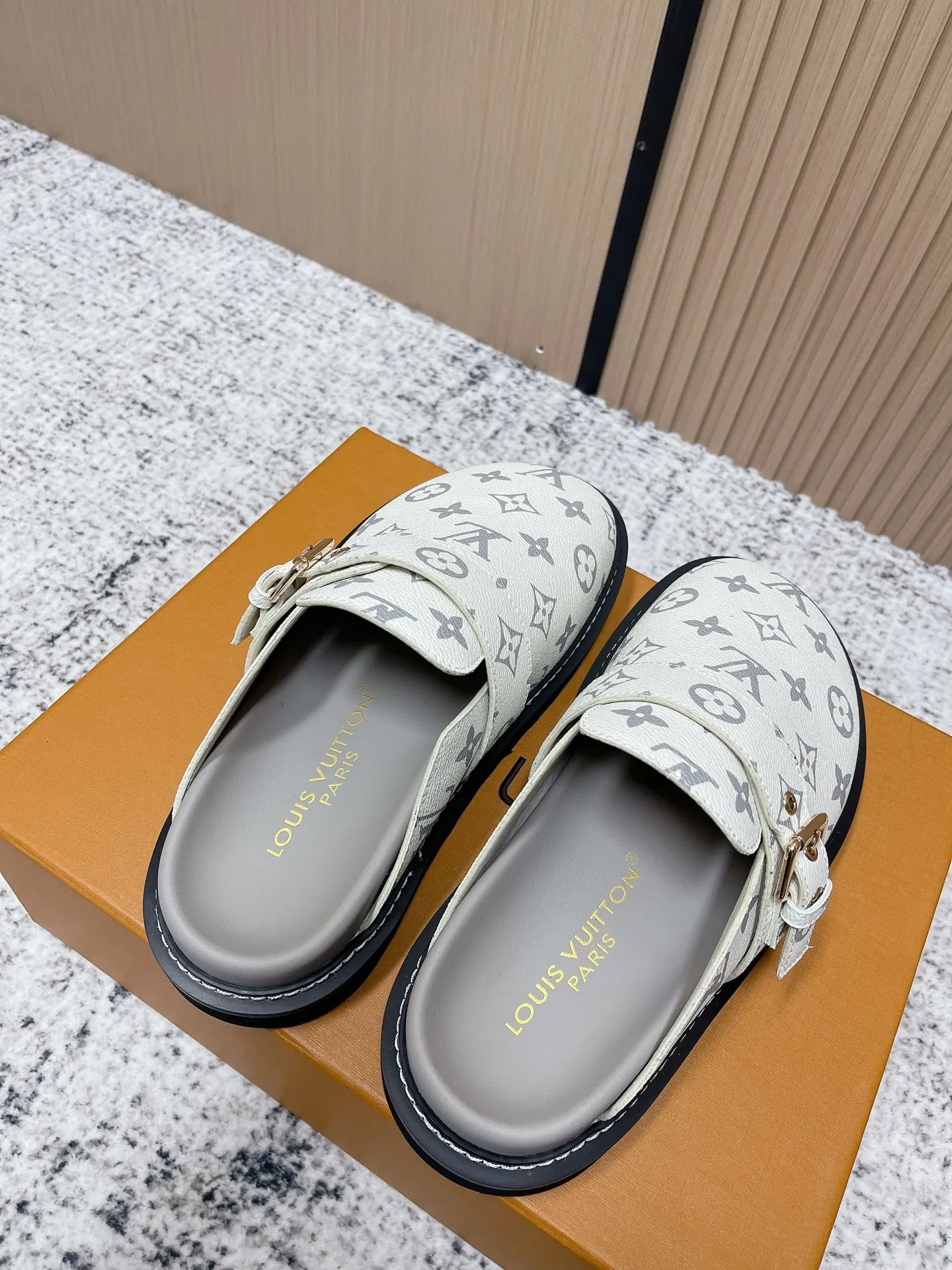 [L Family] P: 460💰 Size: 35-46 (female 40.41, male 45 46 custom-made) Top version Louis vuitton Lv new couple Birkenstock slippers. Cute and cute, not too good on the feet. Simple and high-end slingback design. Ready to wear and go. Good news for lazy people. Imported cowhide leather upper/imported old calico. Original hardware buckle, original molded high-density foam outsole.
